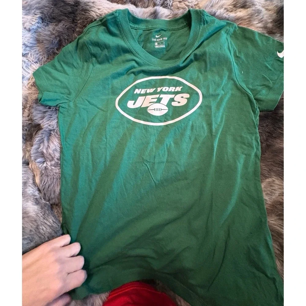 NWOT women's SIZE small green and white NIKE NEW YORK JETS t-shirt.
